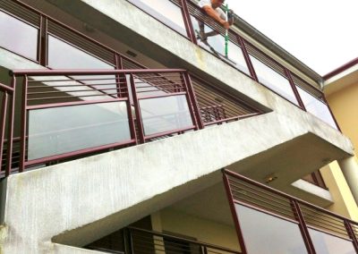 Lavage vitrerie Entretien immeuble laveur de vitre régie syndic ACNET entreprise de nettoyage Meyzieu Pusignan Nettoyage rhone ain isère en rhone-alpes