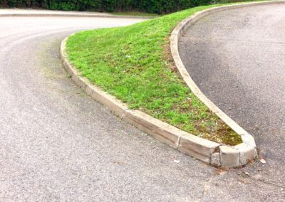 Désherbage bordure de trottoir